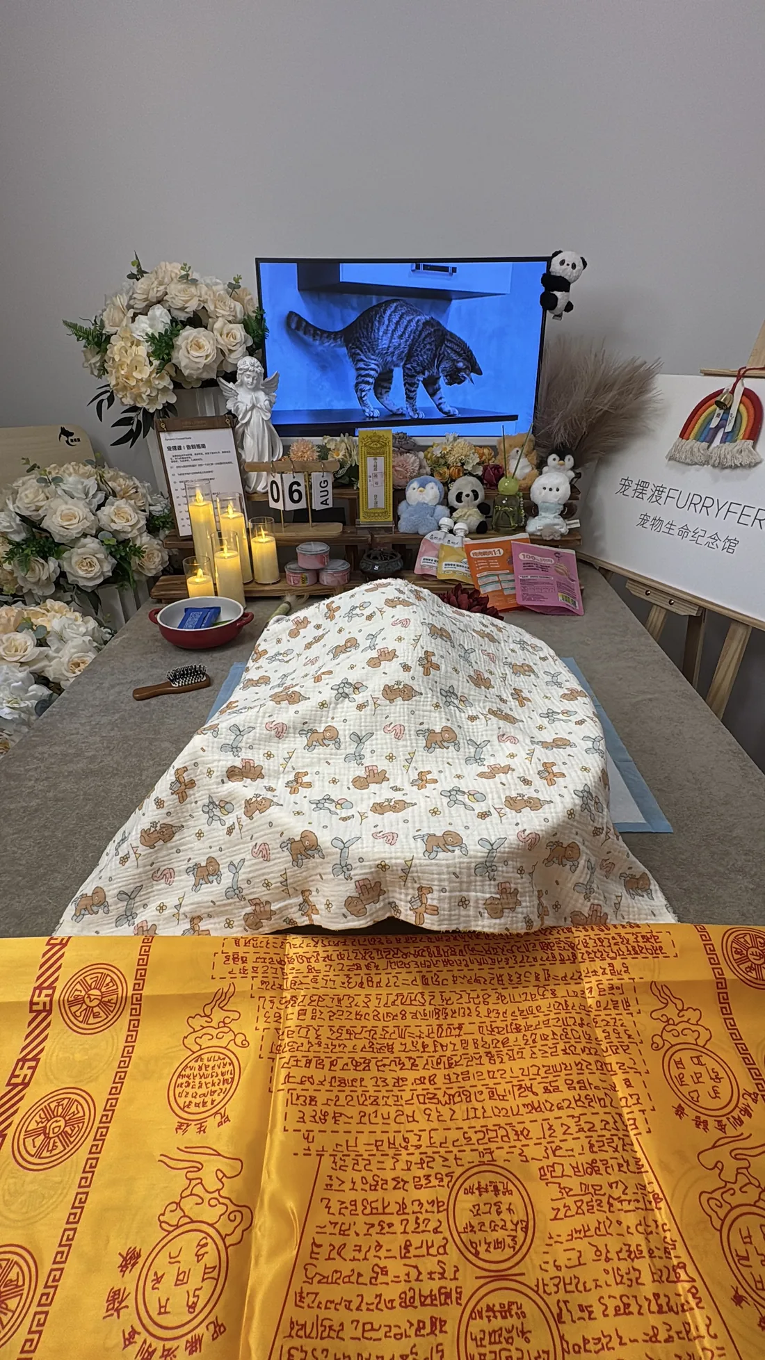 珠海宠物告别仪式中的鲜花与纪念照片